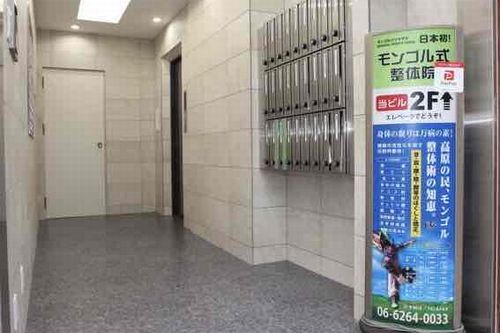 木目の受付カウンターと整理された小物が並ぶ店内