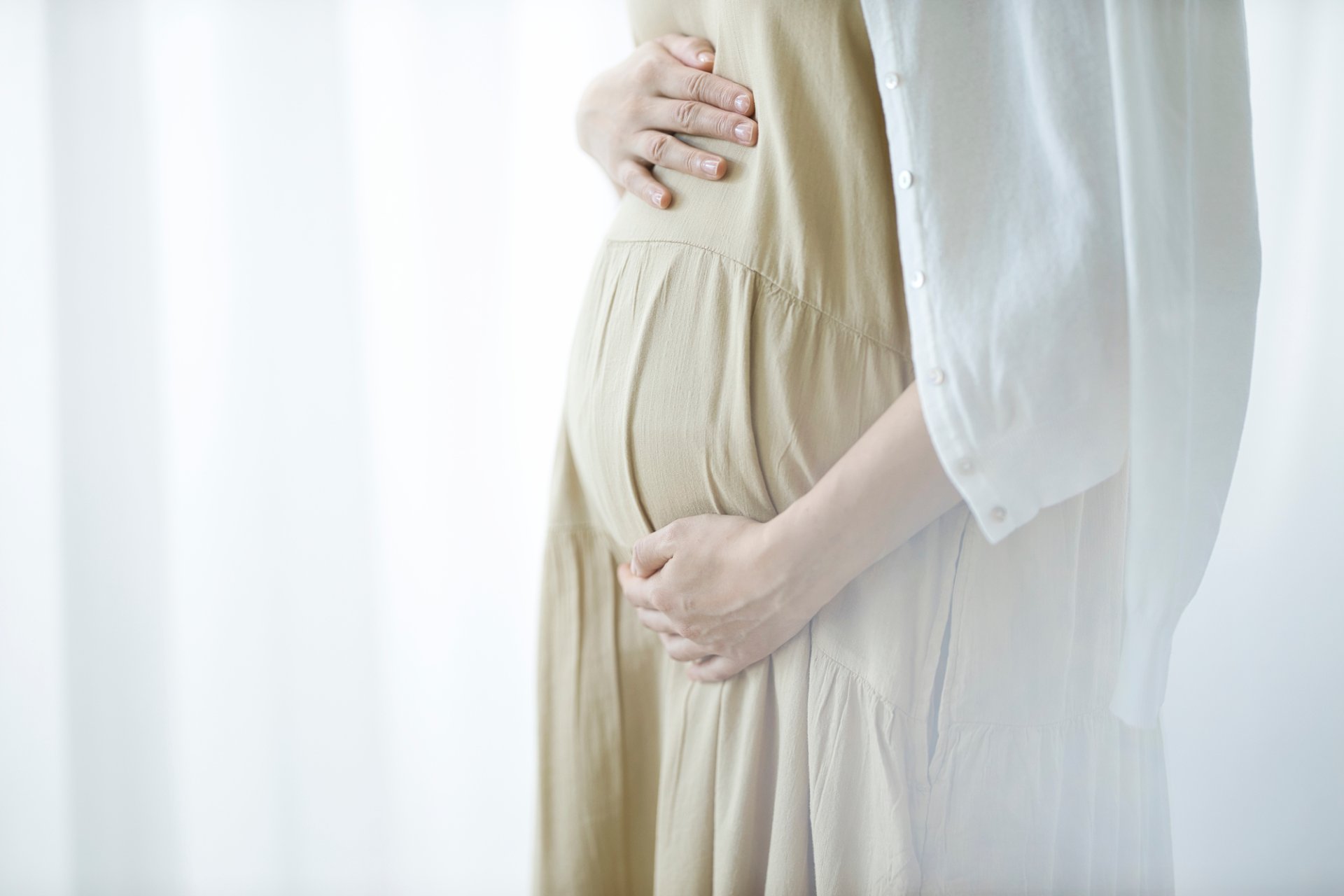 妊婦向けに横向きでクッションを使いながら肩と背中を支える整体施術の様子